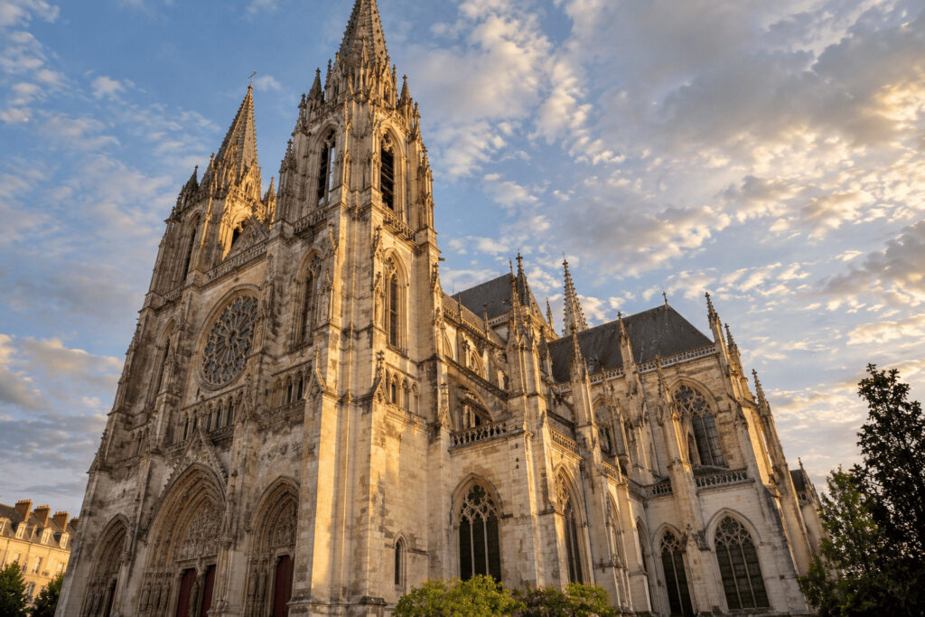 Cathédrale gothique au soleil couchant à Saint-omer 
